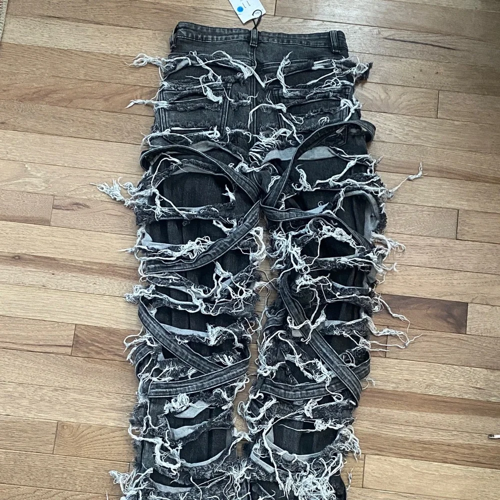 AKIRA SUPER DISTRESSED RELAXED FIT JEANS - Picture 7 of 12